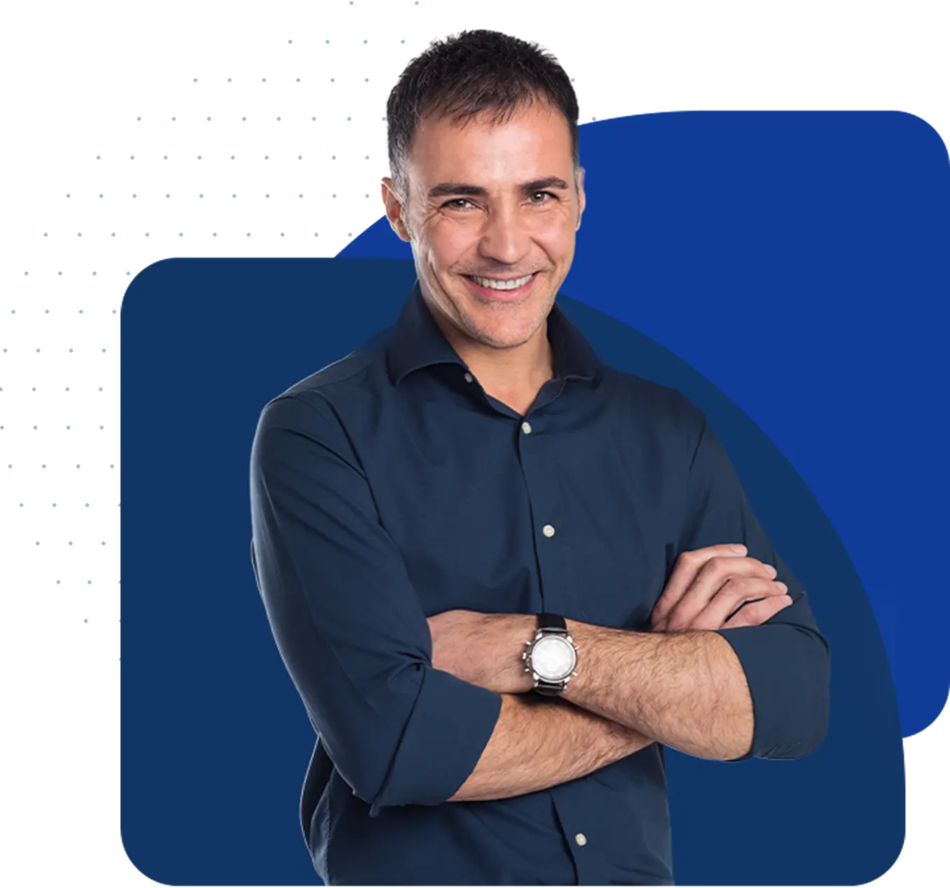 homem-sorrindo-com-bracos-cruzados
