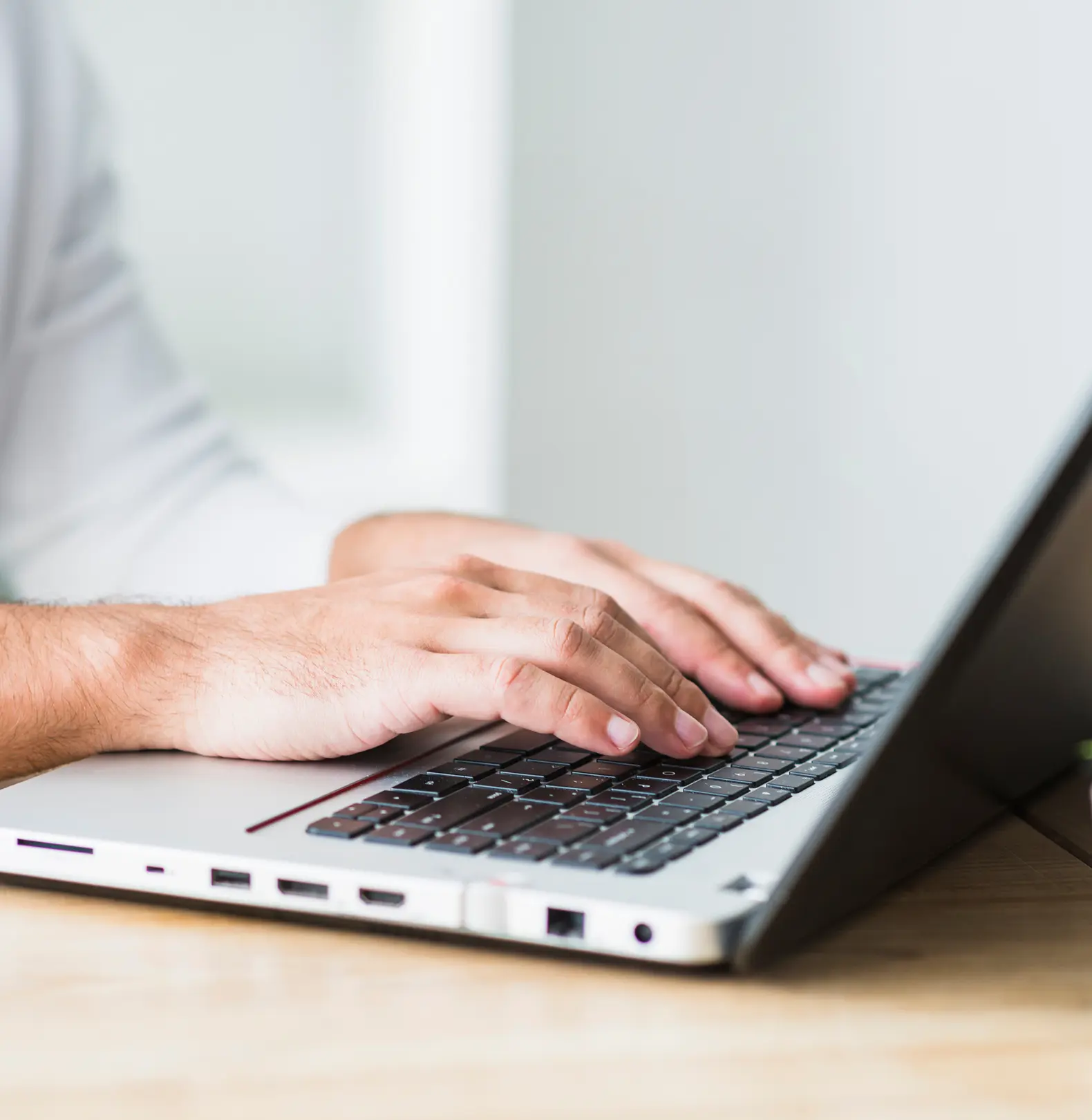 homem-utilizando-notebook