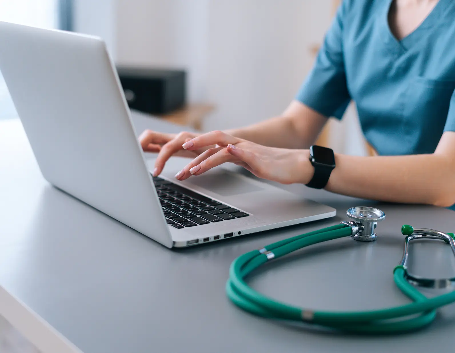 medica-consultando-em-notebook