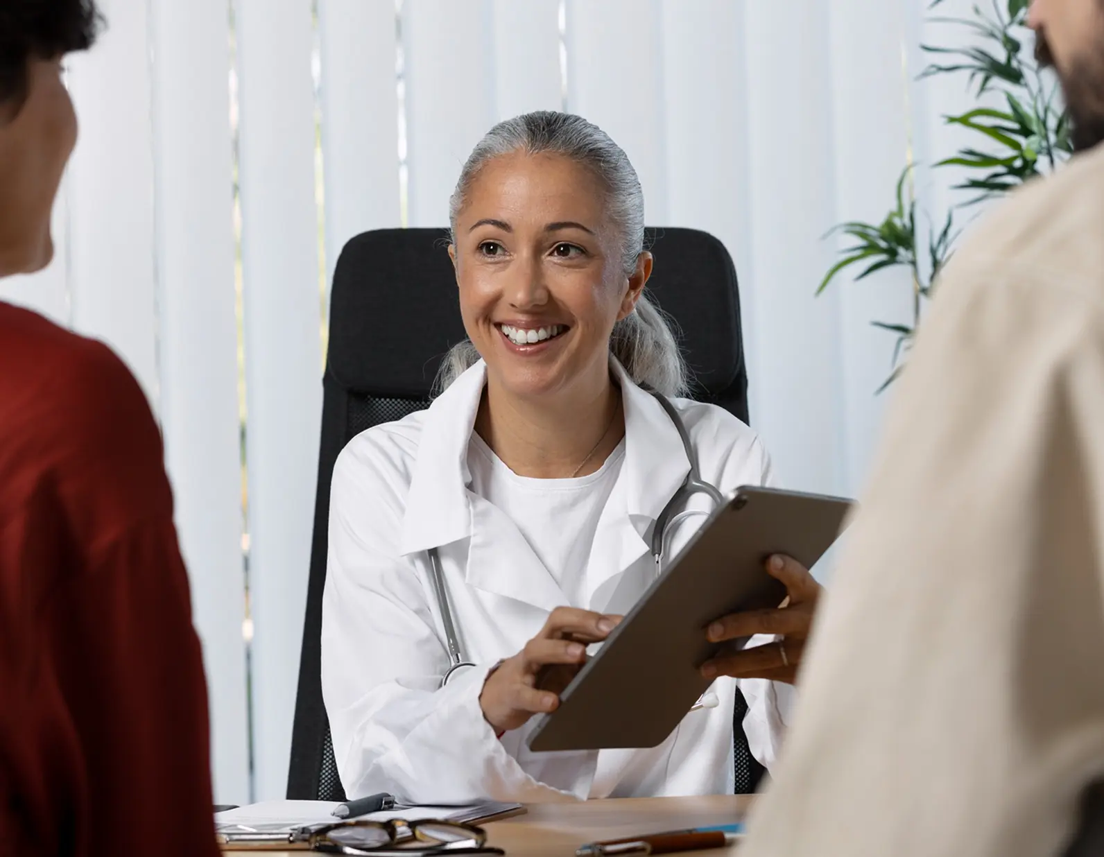 medica sorrindo olhando para pacientes