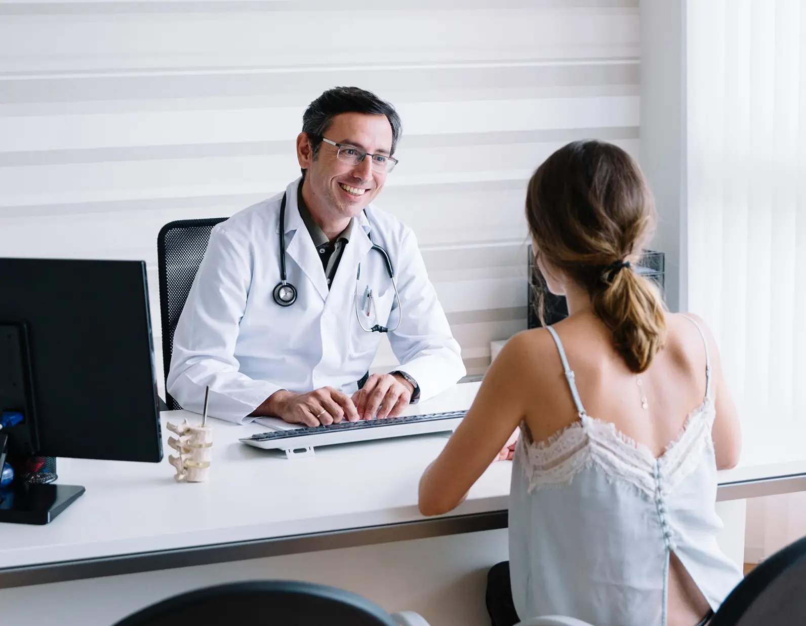 medico-realizando-atendimento