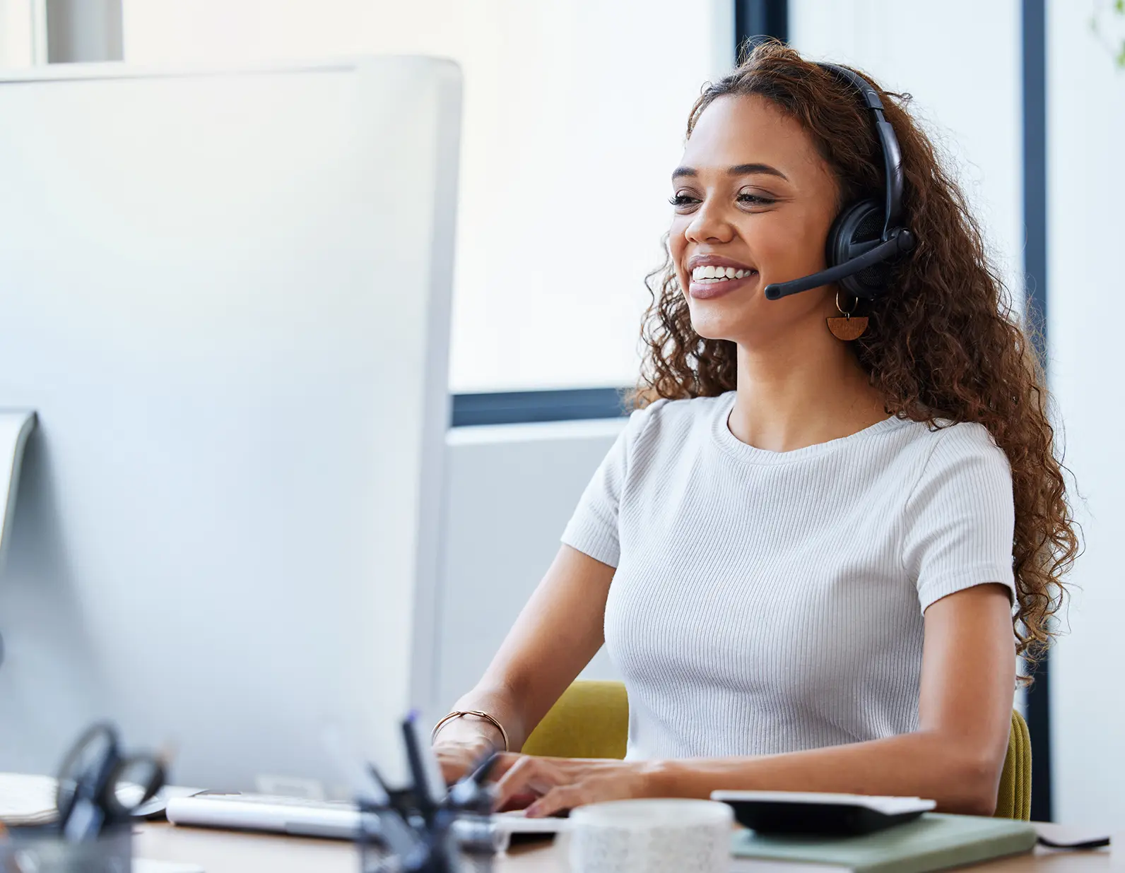 mulher-realizando-teleatendimento